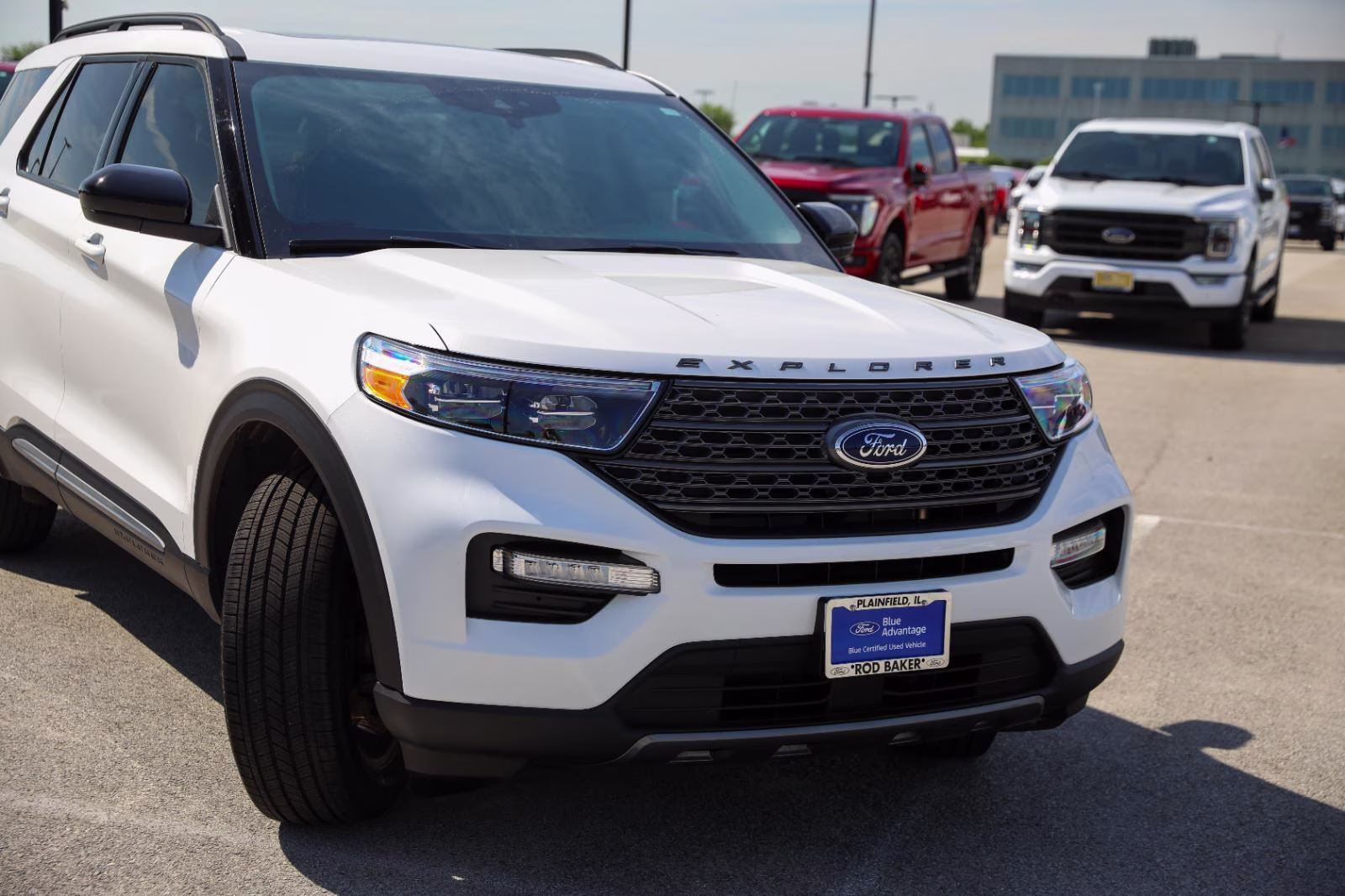 2024 Star White Metallic Tri-Coat Ford Explorer XLT 4X4 SUV