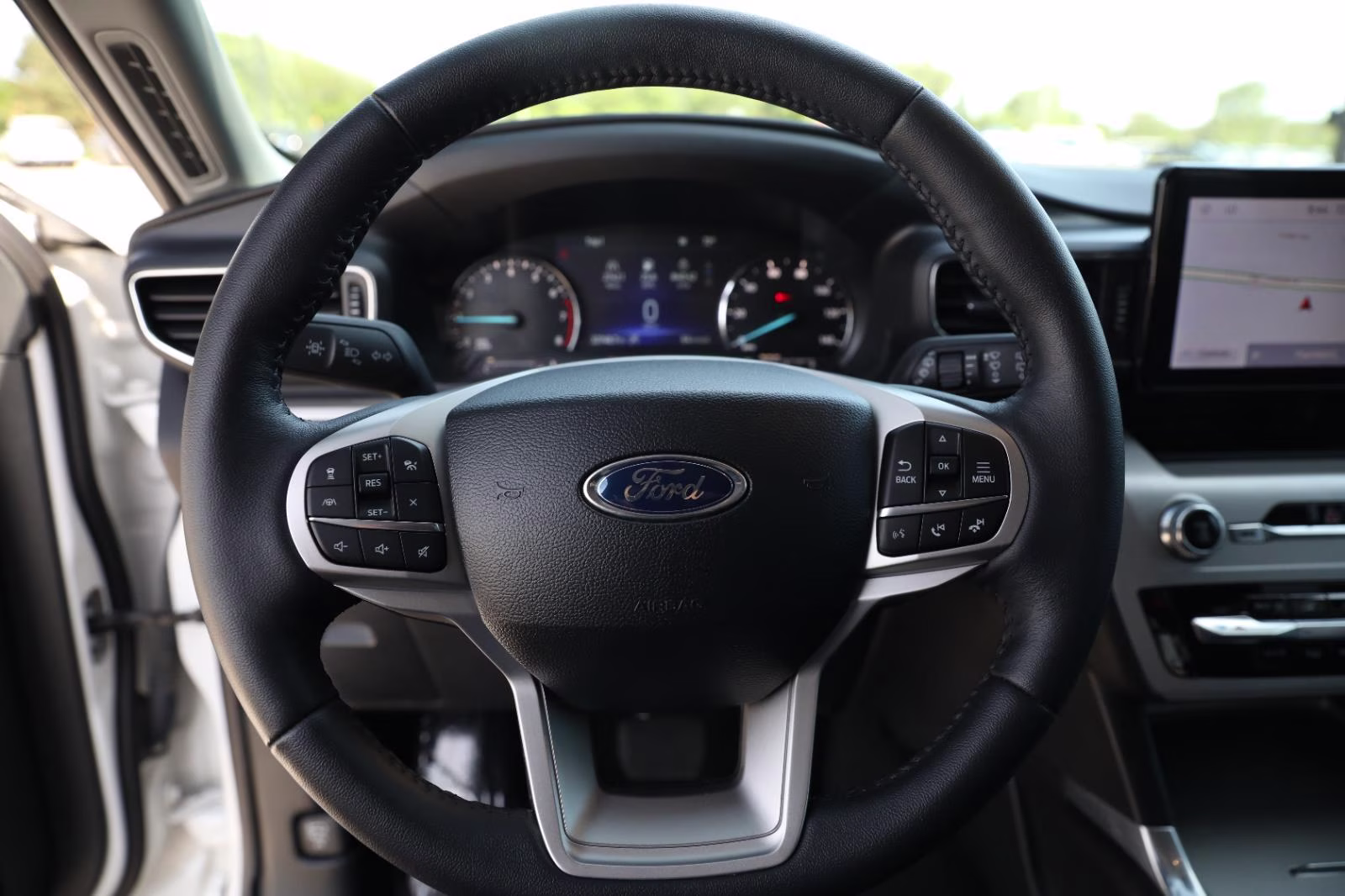 2024 Star White Metallic Tri-Coat Ford Explorer XLT 4X4 SUV
