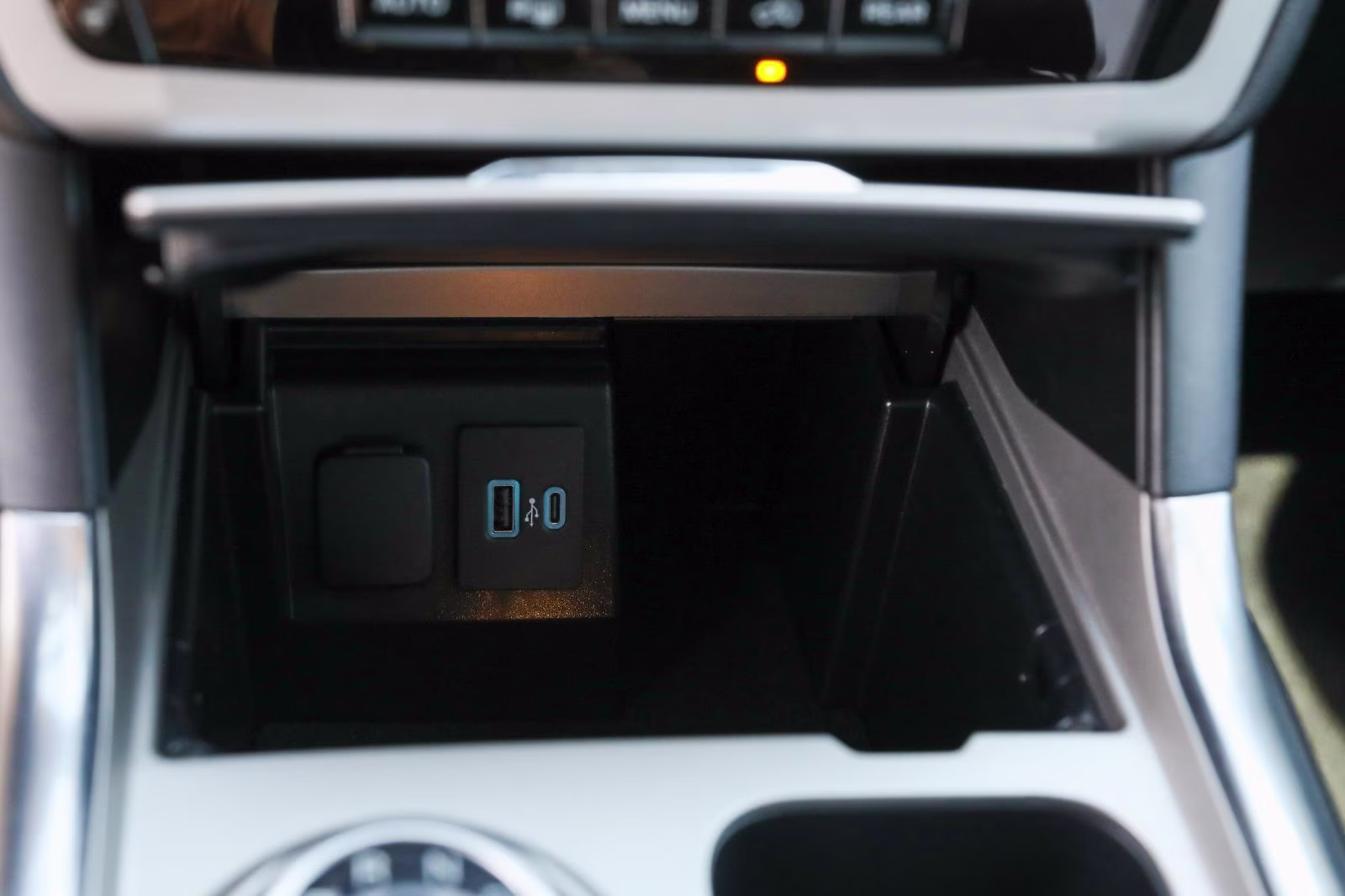 2024 Star White Metallic Tri-Coat Ford Explorer XLT 4X4 SUV