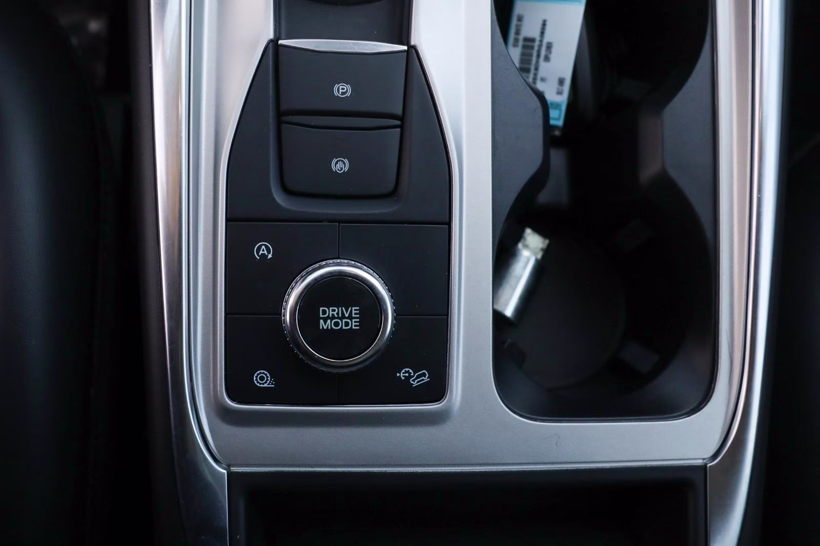 2024 Star White Metallic Tri-Coat Ford Explorer XLT 4X4 SUV