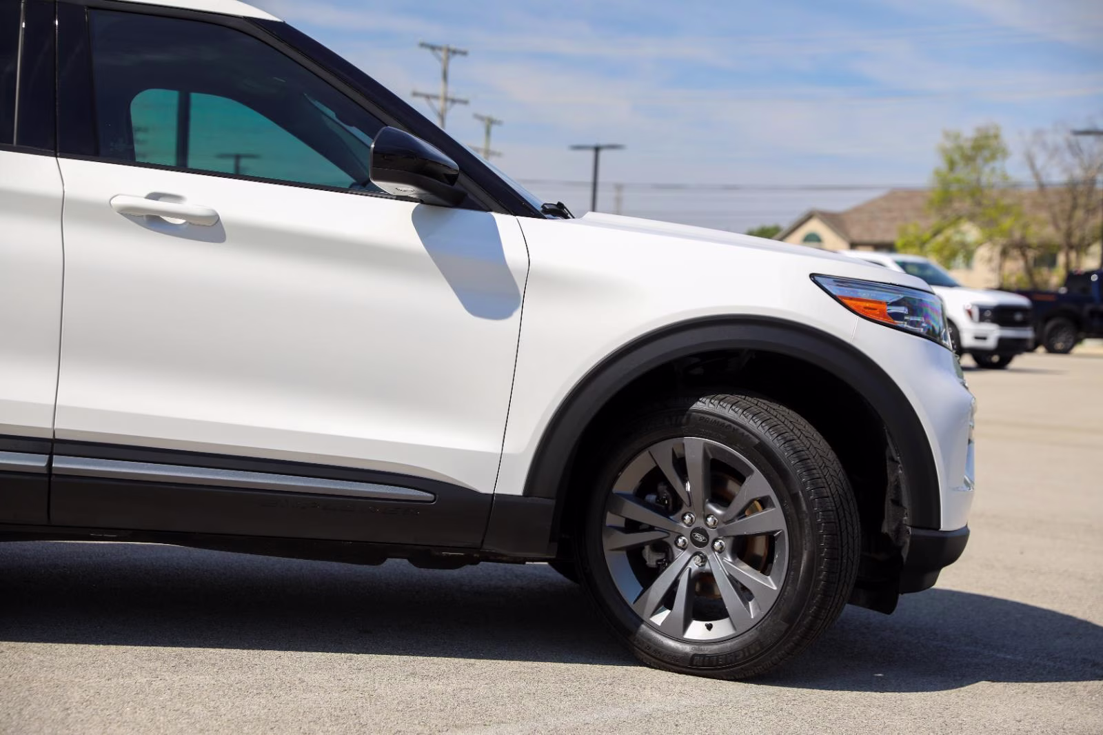 2024 Star White Metallic Tri-Coat Ford Explorer XLT 4X4 SUV