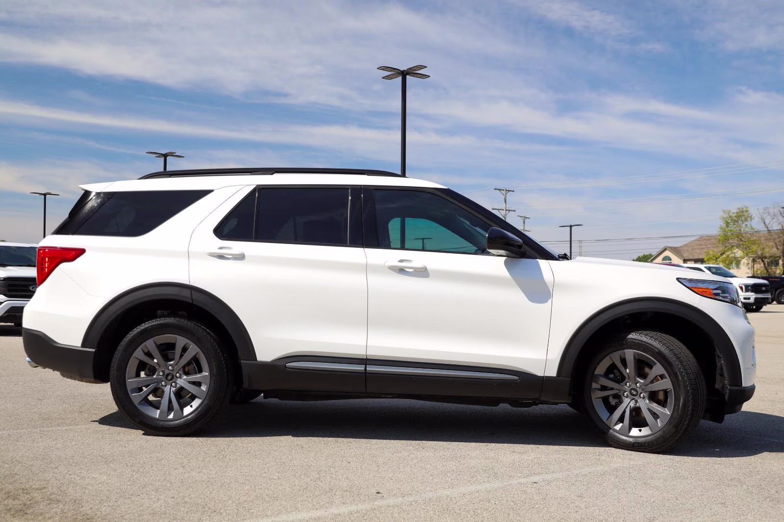 2024 Star White Metallic Tri-Coat Ford Explorer XLT 4X4 SUV