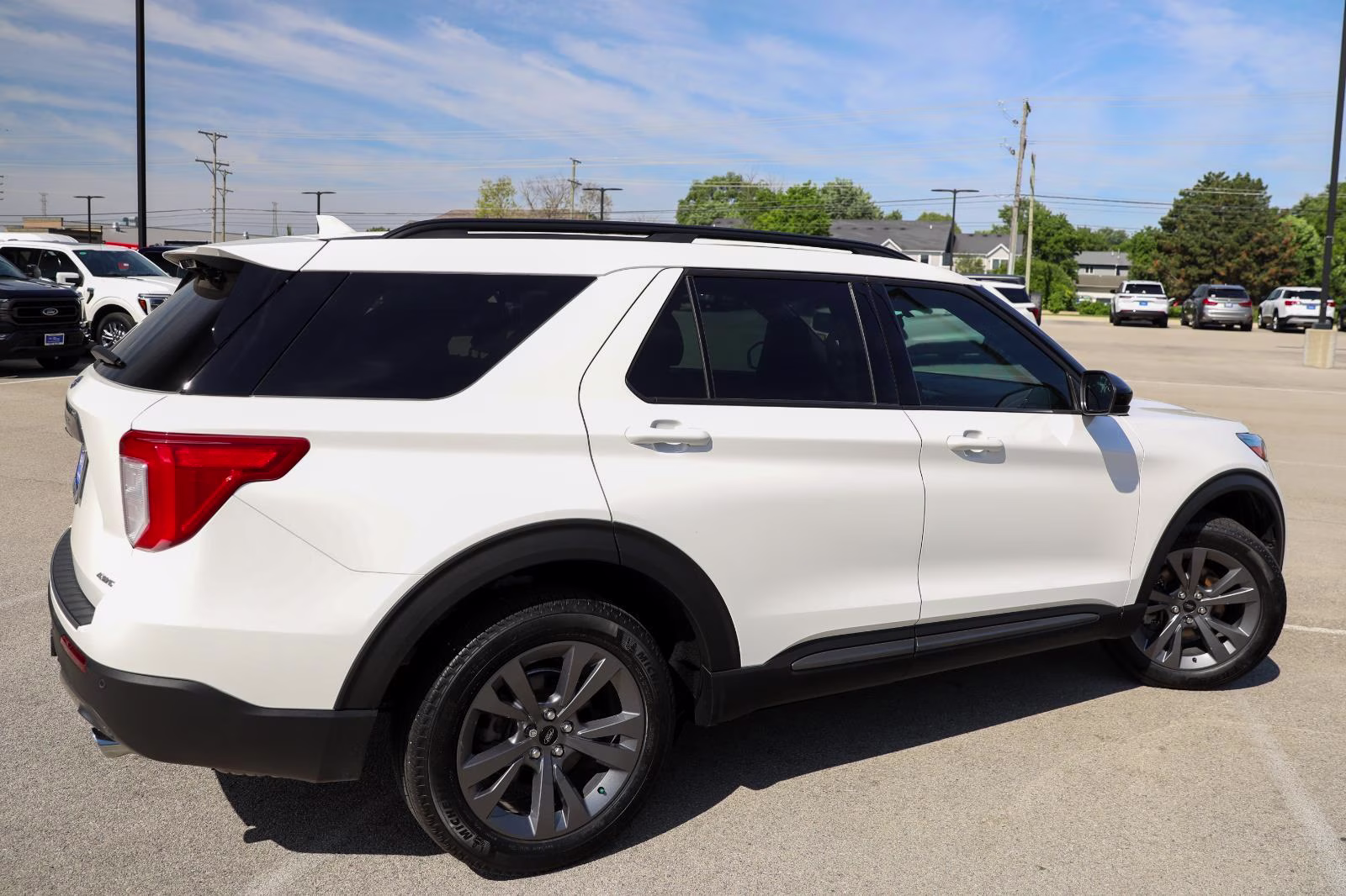 2024 Star White Metallic Tri-Coat Ford Explorer XLT 4X4 SUV