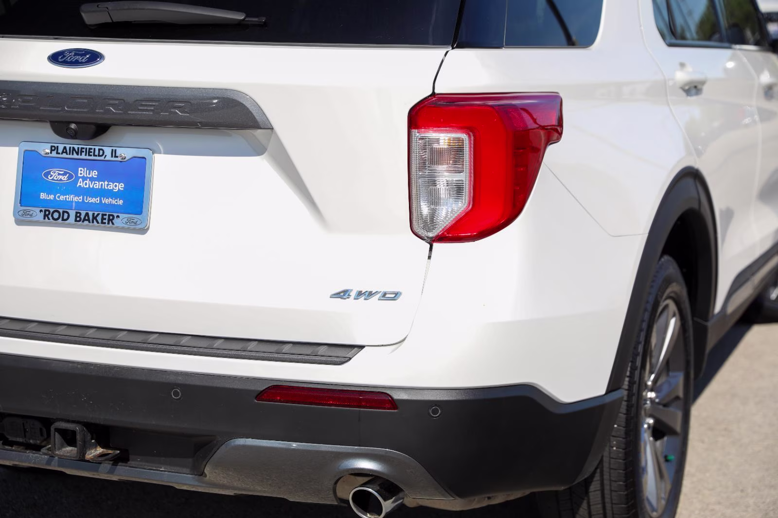 2024 Star White Metallic Tri-Coat Ford Explorer XLT 4X4 SUV