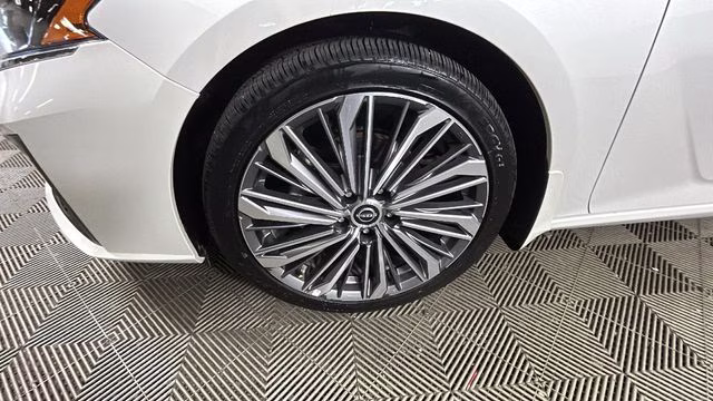 2025 Pearl White Tricoat Nissan Altima 2.5 SL FWD Sedan