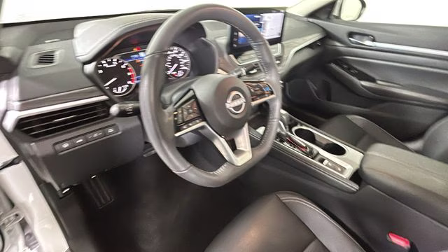 2025 Pearl White Tricoat Nissan Altima 2.5 SL FWD Sedan