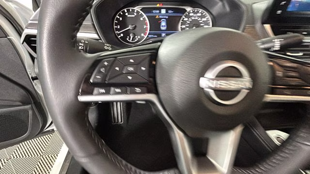 2025 Pearl White Tricoat Nissan Altima 2.5 SL FWD Sedan