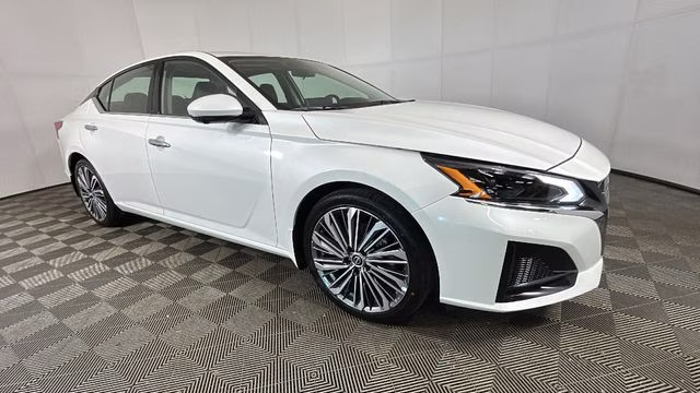 2025 Pearl White Tricoat Nissan Altima 2.5 SL FWD Sedan