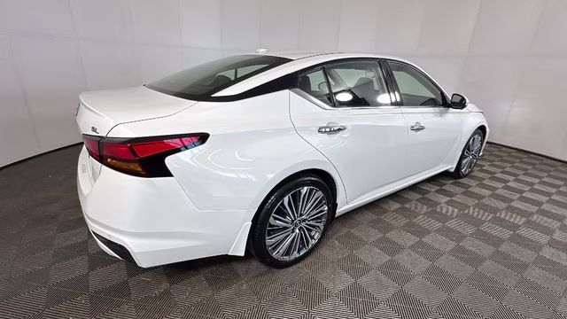 2025 Pearl White Tricoat Nissan Altima 2.5 SL FWD Sedan
