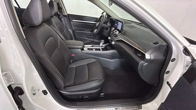 2025 Pearl White Tricoat Nissan Altima 2.5 SL FWD Sedan