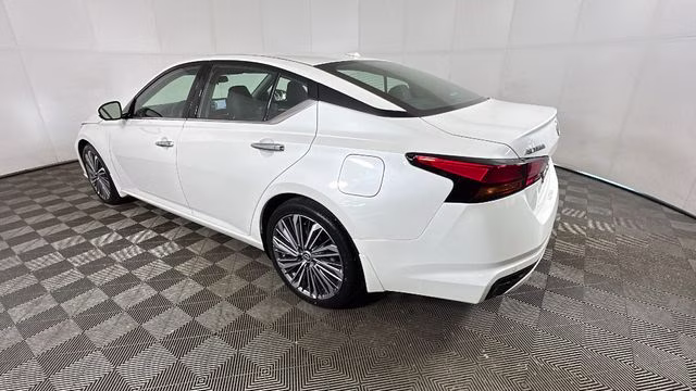 2025 Pearl White Tricoat Nissan Altima 2.5 SL FWD Sedan