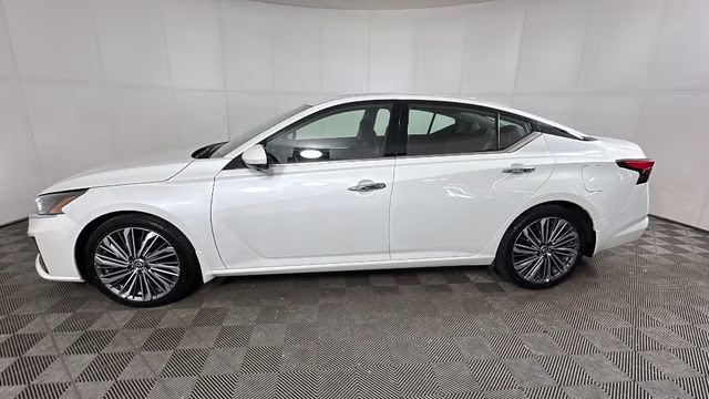 2025 Pearl White Tricoat Nissan Altima 2.5 SL FWD Sedan