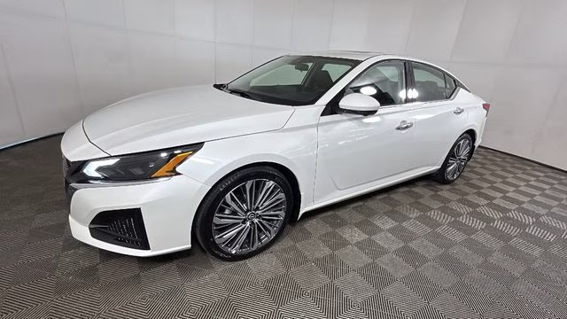 2025 Pearl White Tricoat Nissan Altima 2.5 SL FWD Sedan