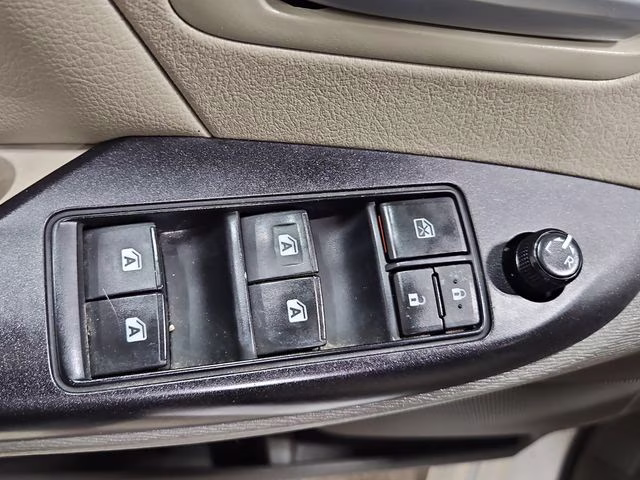 2015 Super White Toyota Sienna LE FWD Van