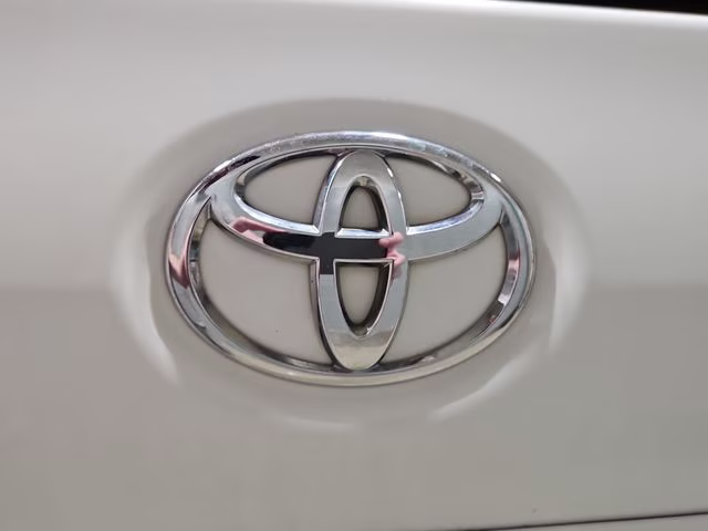 2015 Super White Toyota Sienna LE FWD Van