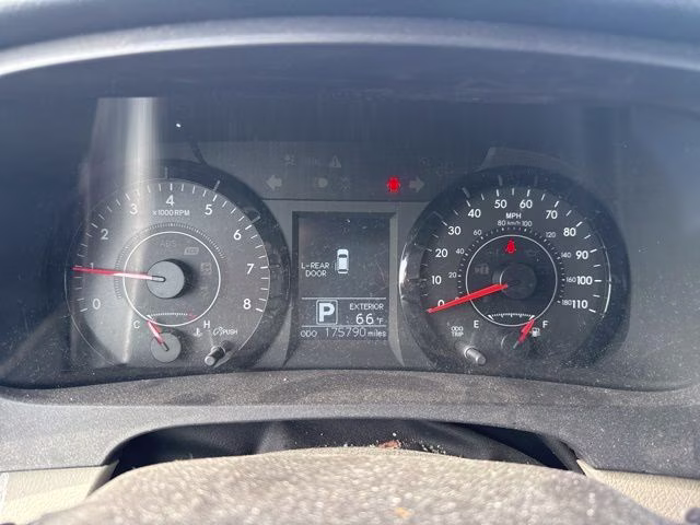 2015 Super White Toyota Sienna LE FWD Van