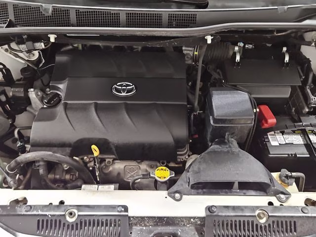 2015 Super White Toyota Sienna LE FWD Van