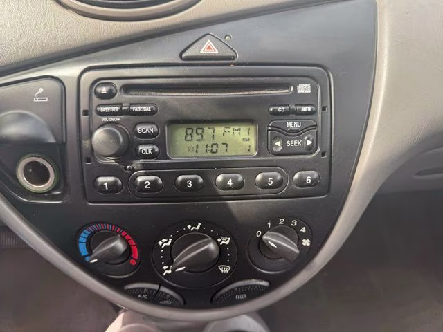 2000 White Ford Focus SE FWD Crossover