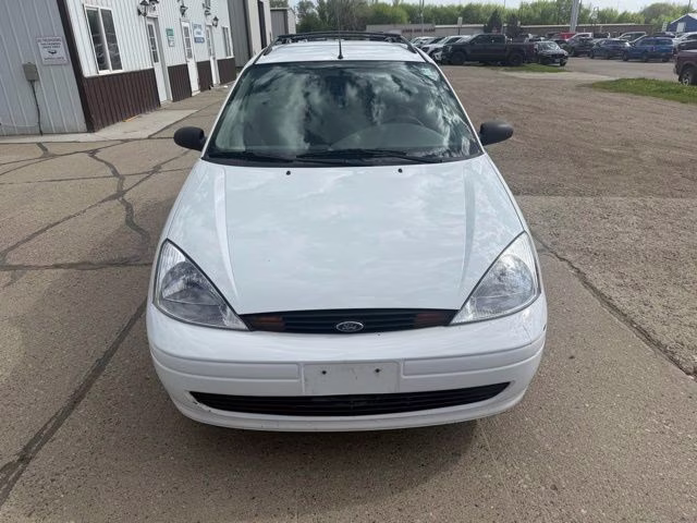 2000 White Ford Focus SE FWD Crossover