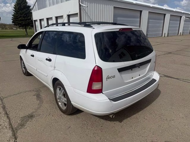 2000 White Ford Focus SE FWD Crossover