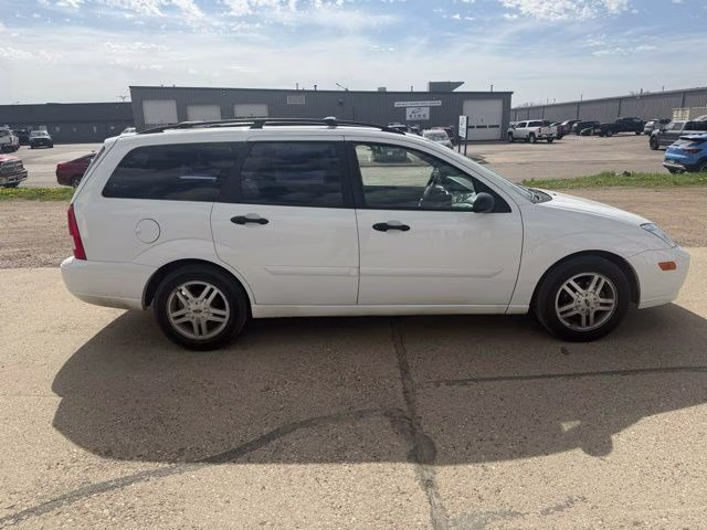 2000 White Ford Focus SE FWD Crossover