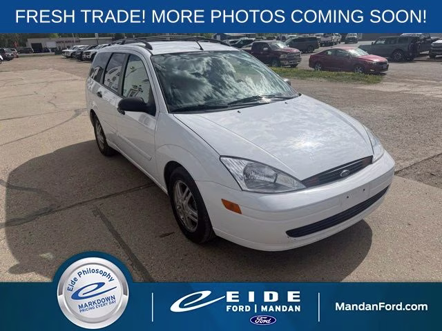2000 White Ford Focus SE FWD Crossover