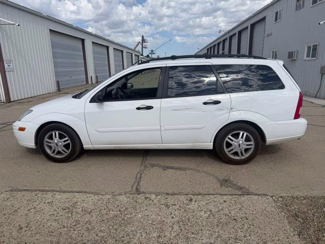 2000 White Ford Focus SE FWD Crossover