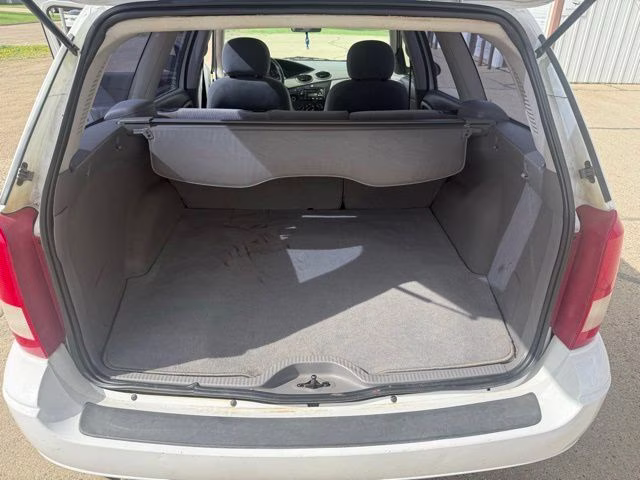 2000 White Ford Focus SE FWD Crossover
