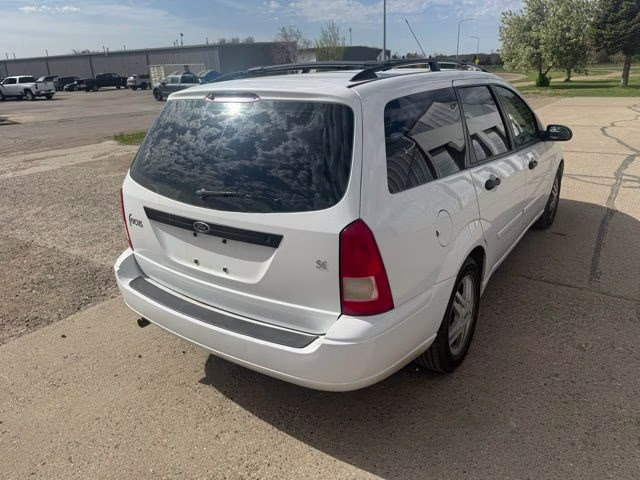 2000 White Ford Focus SE FWD Crossover