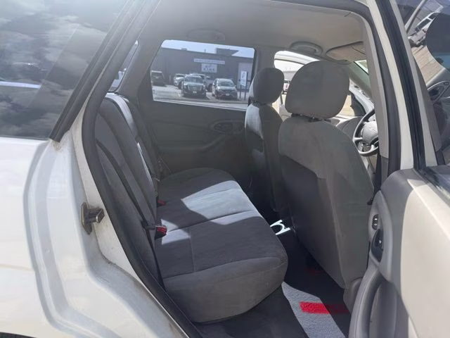 2000 White Ford Focus SE FWD Crossover