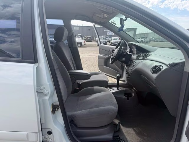 2000 White Ford Focus SE FWD Crossover