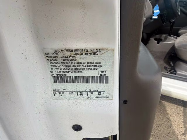 2000 White Ford Focus SE FWD Crossover