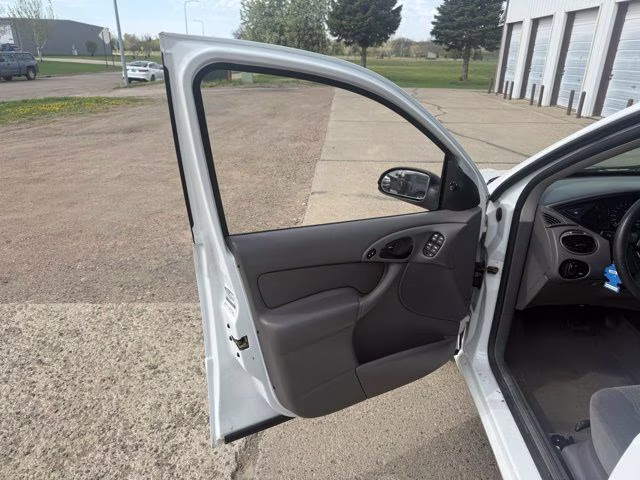 2000 White Ford Focus SE FWD Crossover
