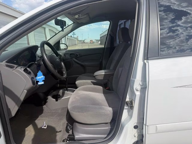 2000 White Ford Focus SE FWD Crossover
