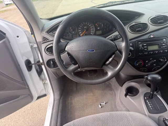 2000 White Ford Focus SE FWD Crossover