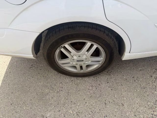 2000 White Ford Focus SE FWD Crossover