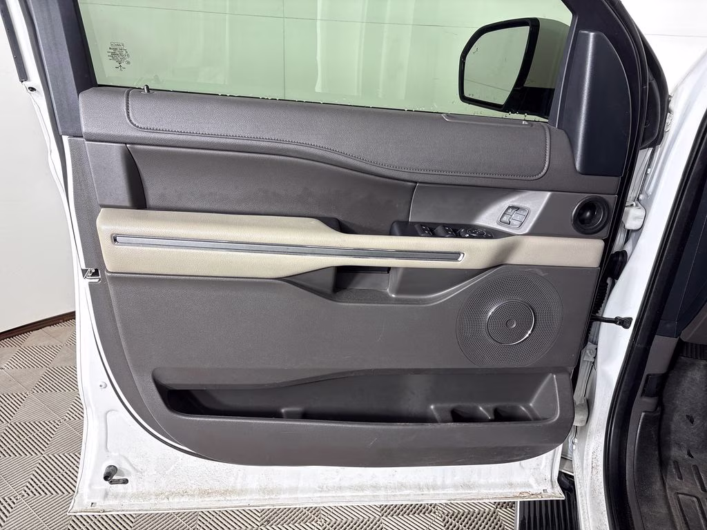 2021 White Metallic Ford Expedition Max XLT RWD SUV
