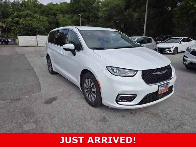 2023 Chrysler Pacifica Hybrid Touring L Hybrid's photo