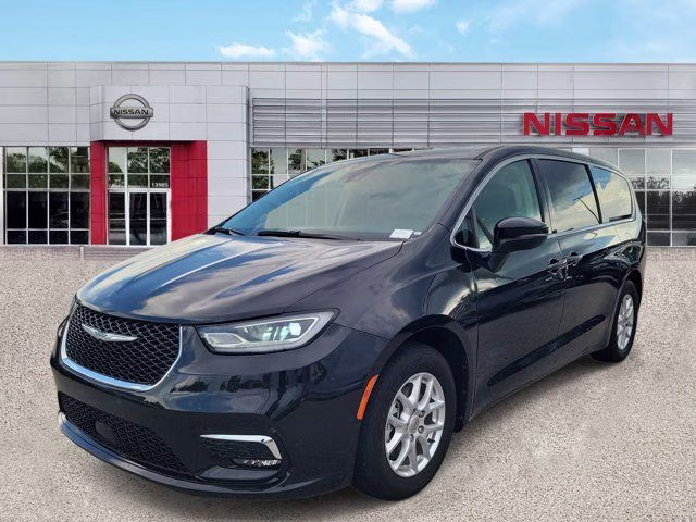 2023 Brilliant Black Crystal Pearlcoat Chrysler Pacifica Touring L FWD Van