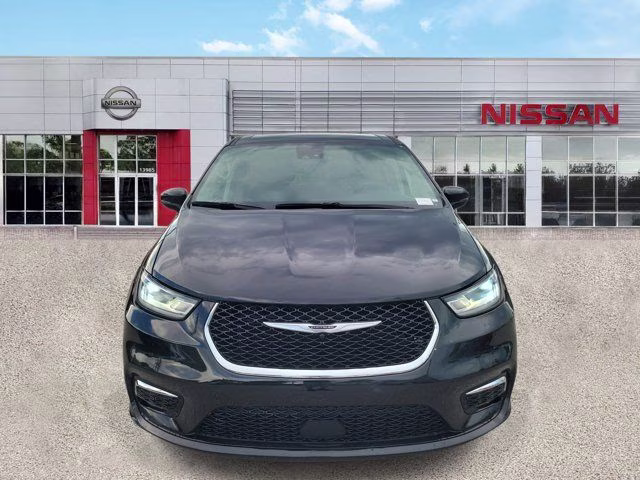 2023 Brilliant Black Crystal Pearlcoat Chrysler Pacifica Touring L FWD Van