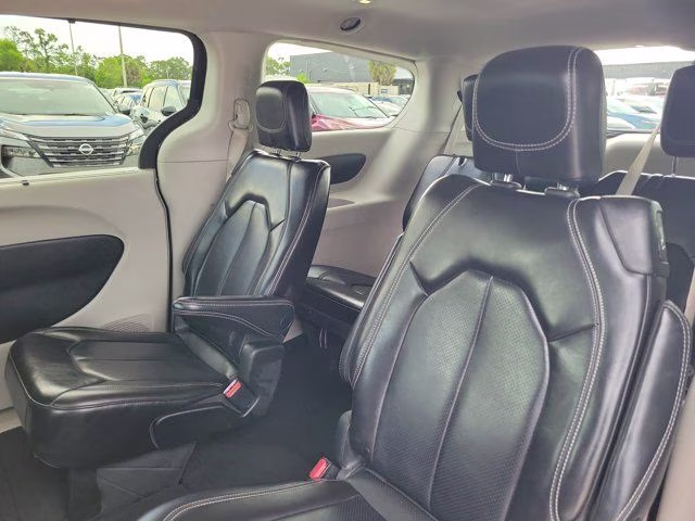 2023 Brilliant Black Crystal Pearlcoat Chrysler Pacifica Touring L FWD Van