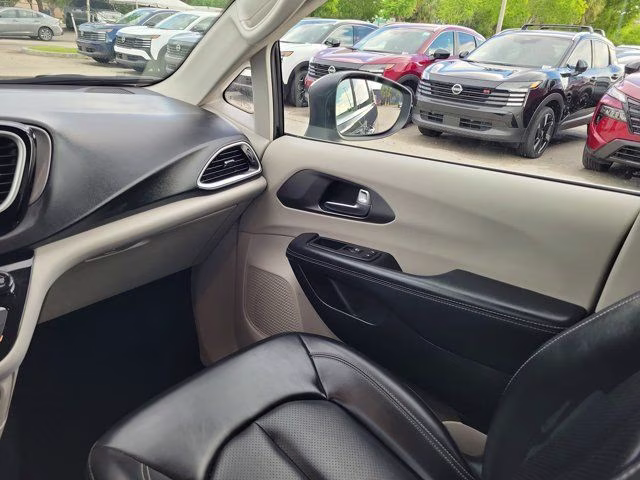 2023 Brilliant Black Crystal Pearlcoat Chrysler Pacifica Touring L FWD Van