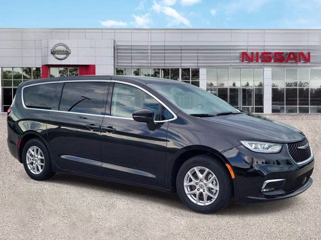 2023 Brilliant Black Crystal Pearlcoat Chrysler Pacifica Touring L FWD Van