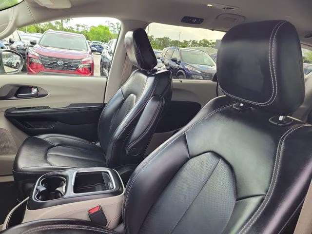 2023 Brilliant Black Crystal Pearlcoat Chrysler Pacifica Touring L FWD Van