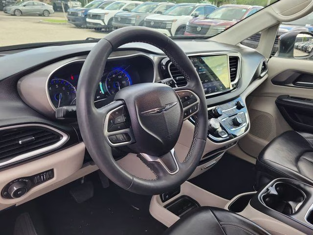 2023 Brilliant Black Crystal Pearlcoat Chrysler Pacifica Touring L FWD Van