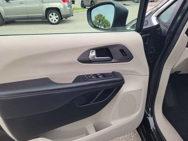 2023 Brilliant Black Crystal Pearlcoat Chrysler Pacifica Touring L FWD Van