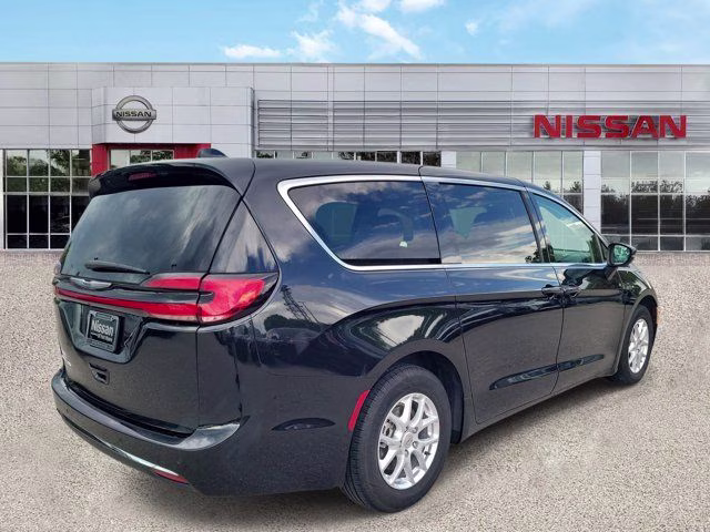 2023 Brilliant Black Crystal Pearlcoat Chrysler Pacifica Touring L FWD Van
