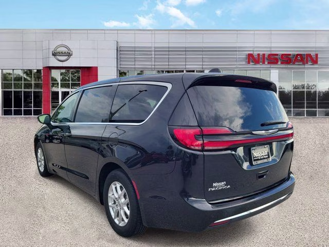 2023 Brilliant Black Crystal Pearlcoat Chrysler Pacifica Touring L FWD Van