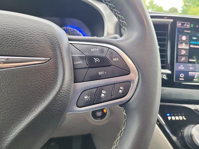 2023 Brilliant Black Crystal Pearlcoat Chrysler Pacifica Touring L FWD Van