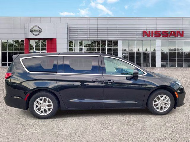 2023 Brilliant Black Crystal Pearlcoat Chrysler Pacifica Touring L FWD Van
